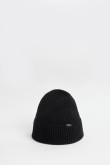 Gorro tejido unicolor con marquilla en frente