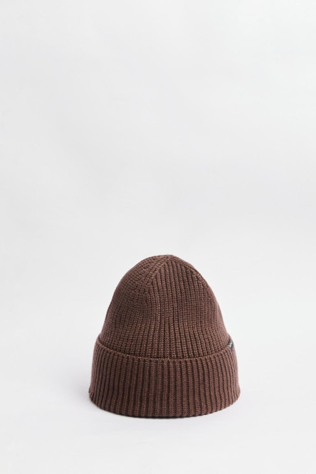 Gorro tejido unicolor con marquilla en frente