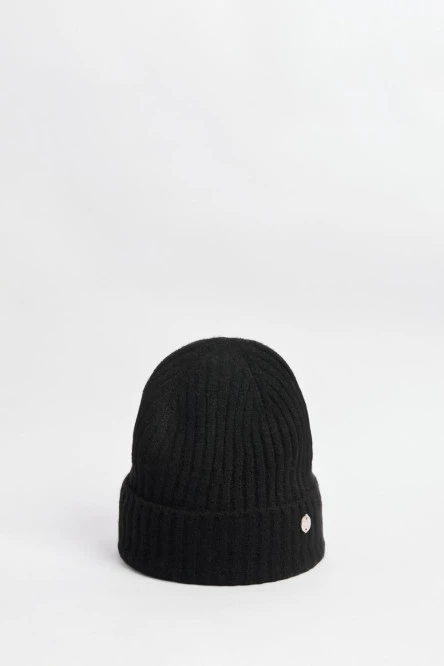 Gorro tejido unicolor con dije decorativo