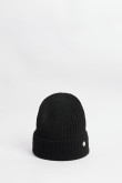 Gorro tejido unicolor con dije decorativo