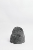 Gorro unicolor tejido con doblez y marquilla