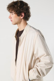 Chaqueta bomber liviana unicolor con bolsillos laterales de ribete