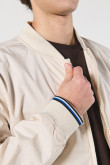 Chaqueta bomber liviana unicolor con bolsillos laterales de ribete
