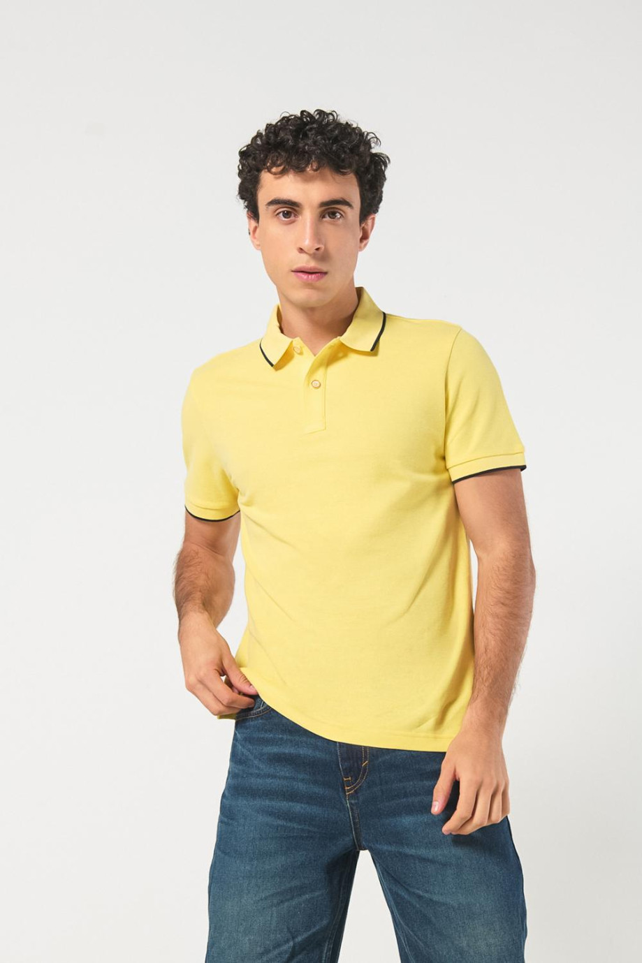 Camiseta unicolor tipo polo con aberturas y manga corta