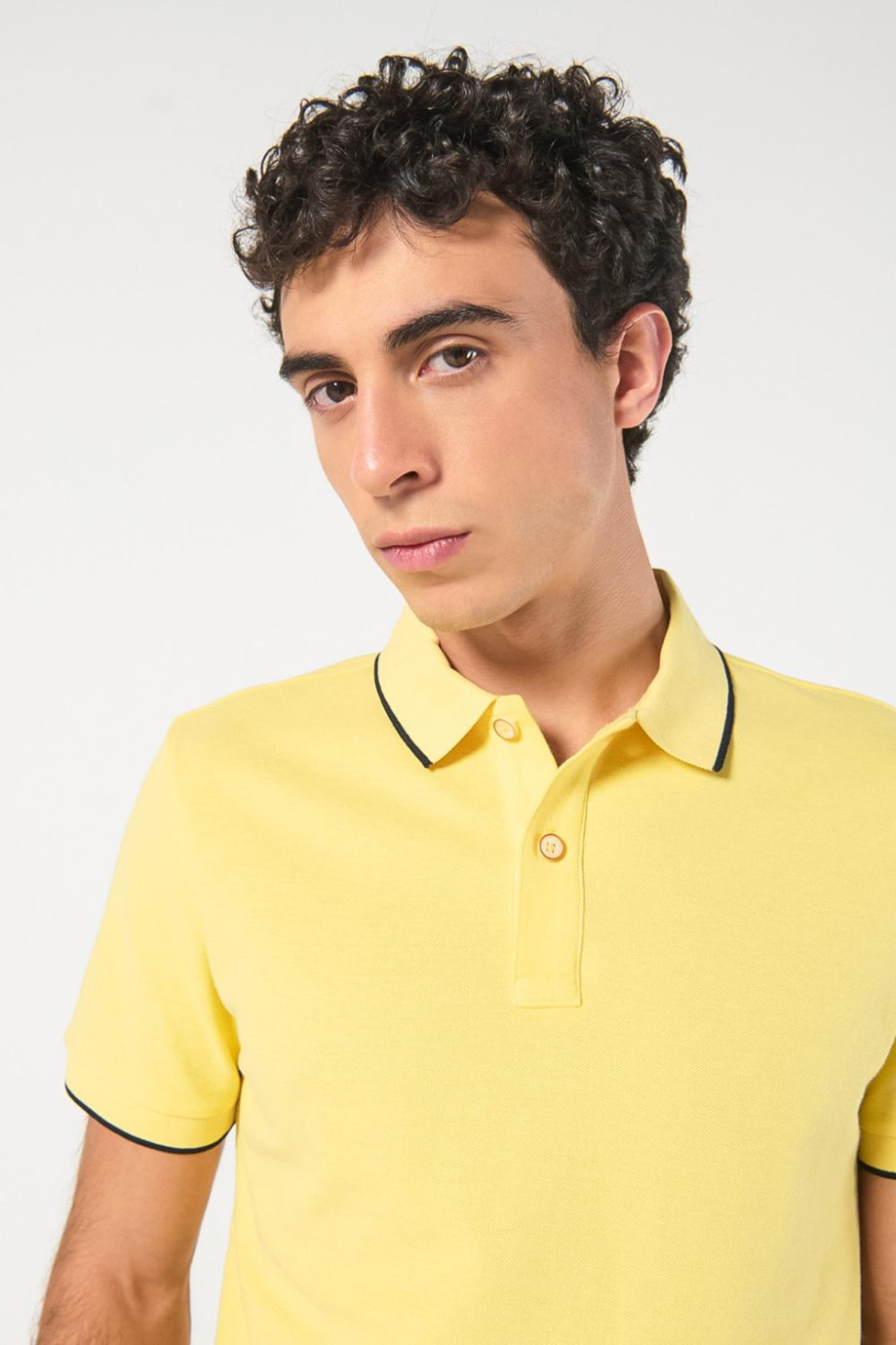 Camiseta unicolor tipo polo con aberturas y manga corta