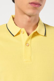 Camiseta unicolor tipo polo con aberturas y manga corta
