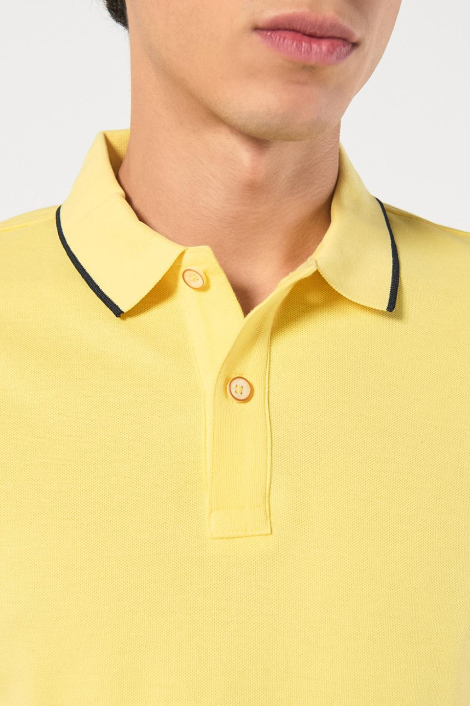 Camiseta unicolor tipo polo con aberturas y manga corta