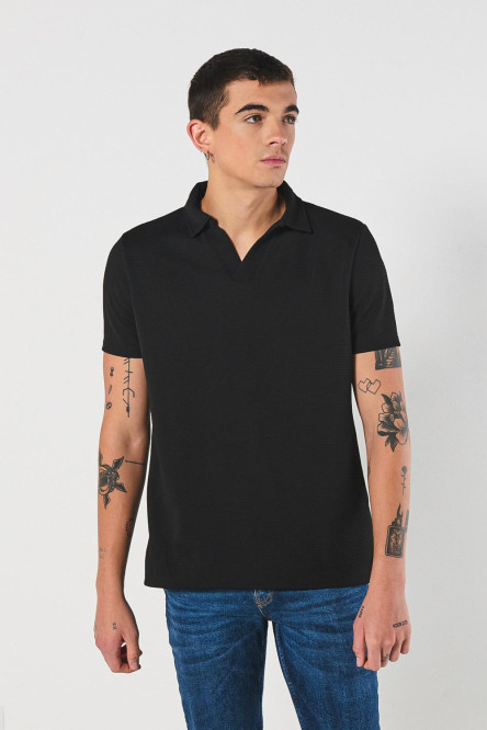 Camiseta negra polo con cuello V y manga corta