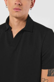 Camiseta negra polo con cuello V y manga corta