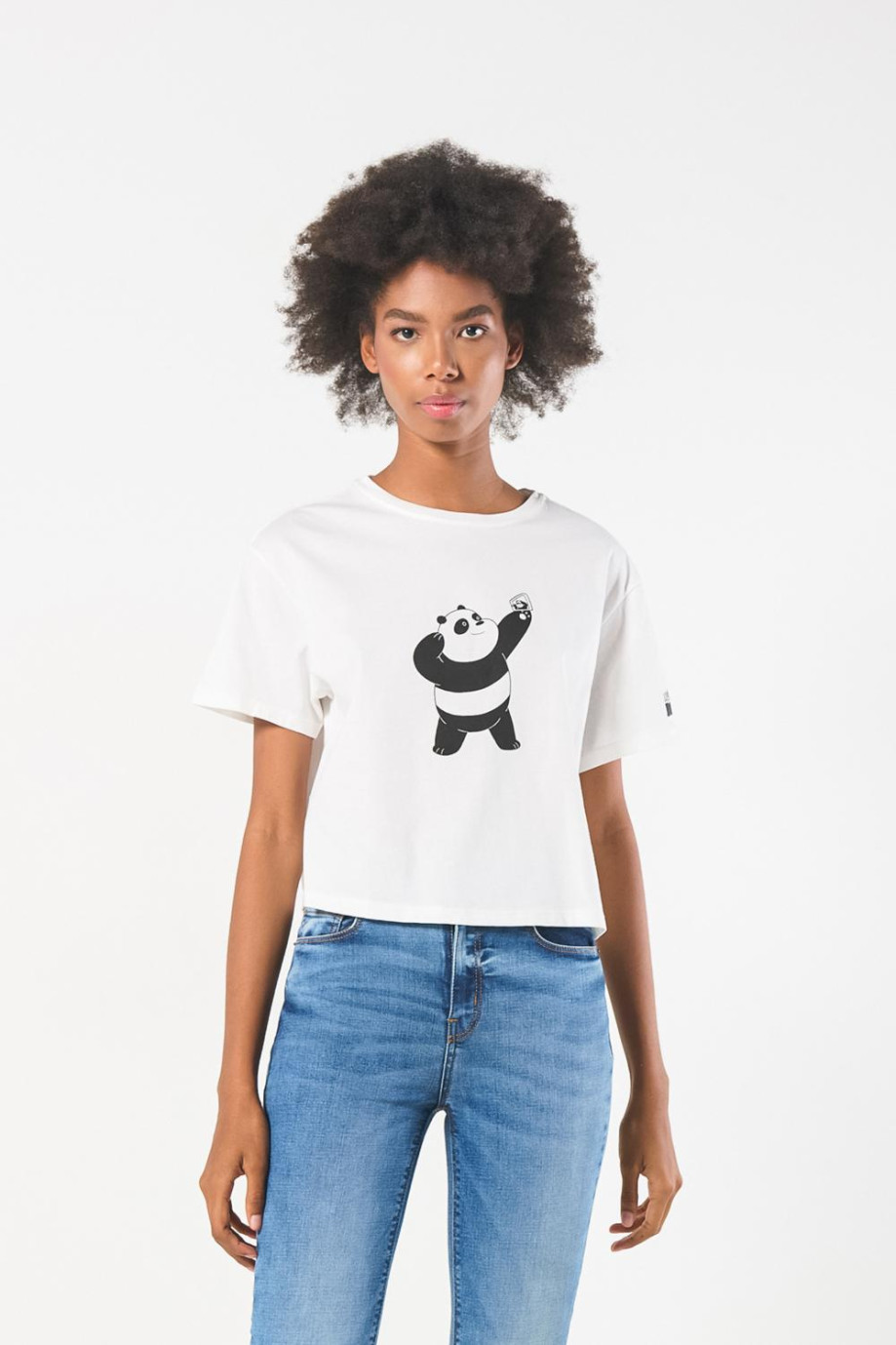 Crop top femenino manga corta con estampado en frente de Escandalosos.