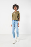Camiseta oversize crop top unicolor con arte college