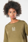 Camiseta oversize crop top unicolor con arte college
