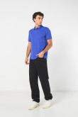 Camiseta unicolor tipo polo con aberturas y manga corta