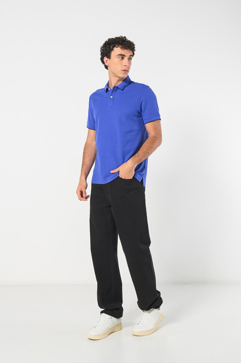 Camiseta unicolor tipo polo con aberturas y manga corta
