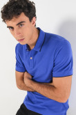 Camiseta unicolor tipo polo con aberturas y manga corta