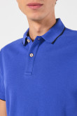 Camiseta unicolor tipo polo con aberturas y manga corta