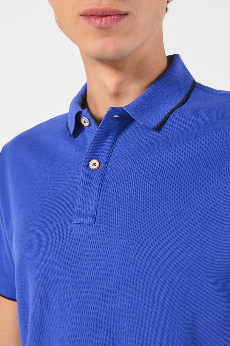 Camiseta unicolor tipo polo con aberturas y manga corta