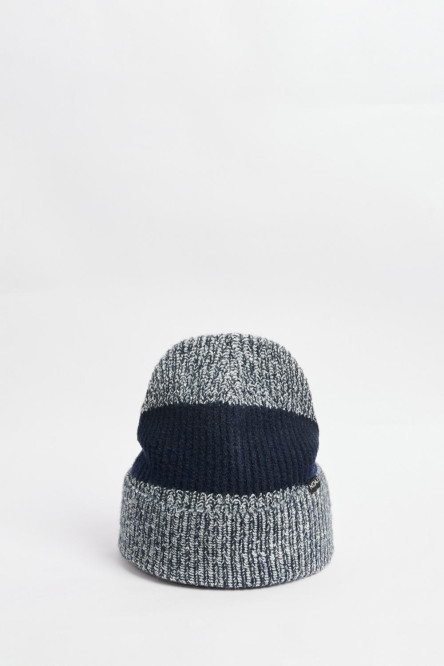 Gorro beanie, con raya unicolor.