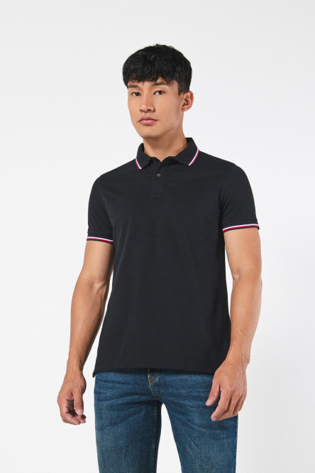 Camiseta negra polo con manga corta y rayas blancas