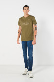 Camiseta verde oscura con arte college y cuello redondo