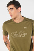 Camiseta verde oscura con arte college y cuello redondo
