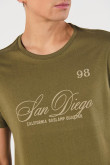 Camiseta verde oscura con arte college y cuello redondo