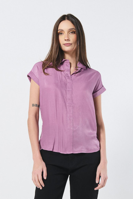 Blusa unicolor con manga corta y hombro rodado