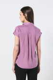 Blusa unicolor con manga corta y hombro rodado