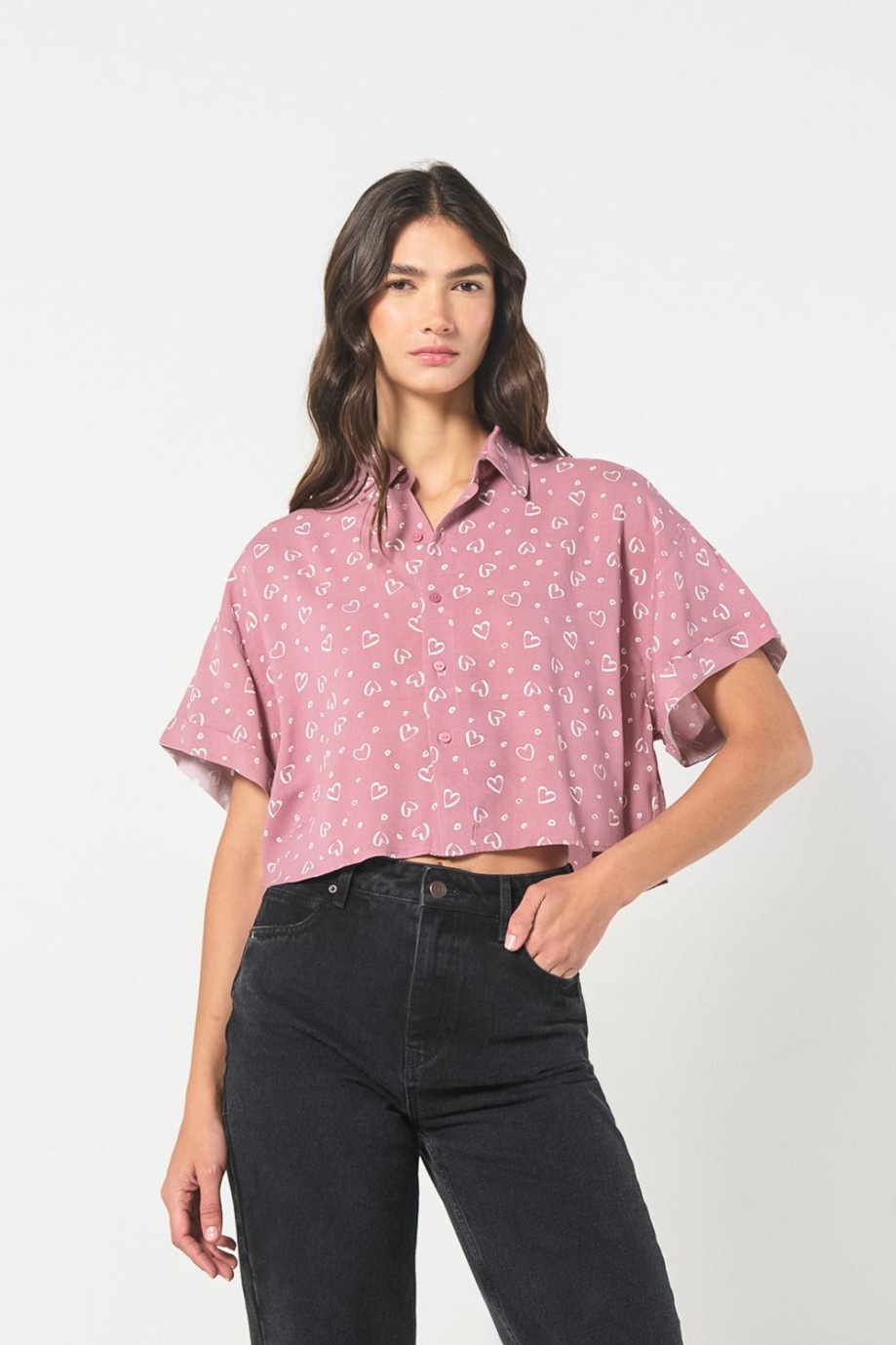 Blusa crop top rosada manga corta con diseños de corazones