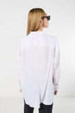 Blusa oversize unicolor con doble bolsillo y manga larga