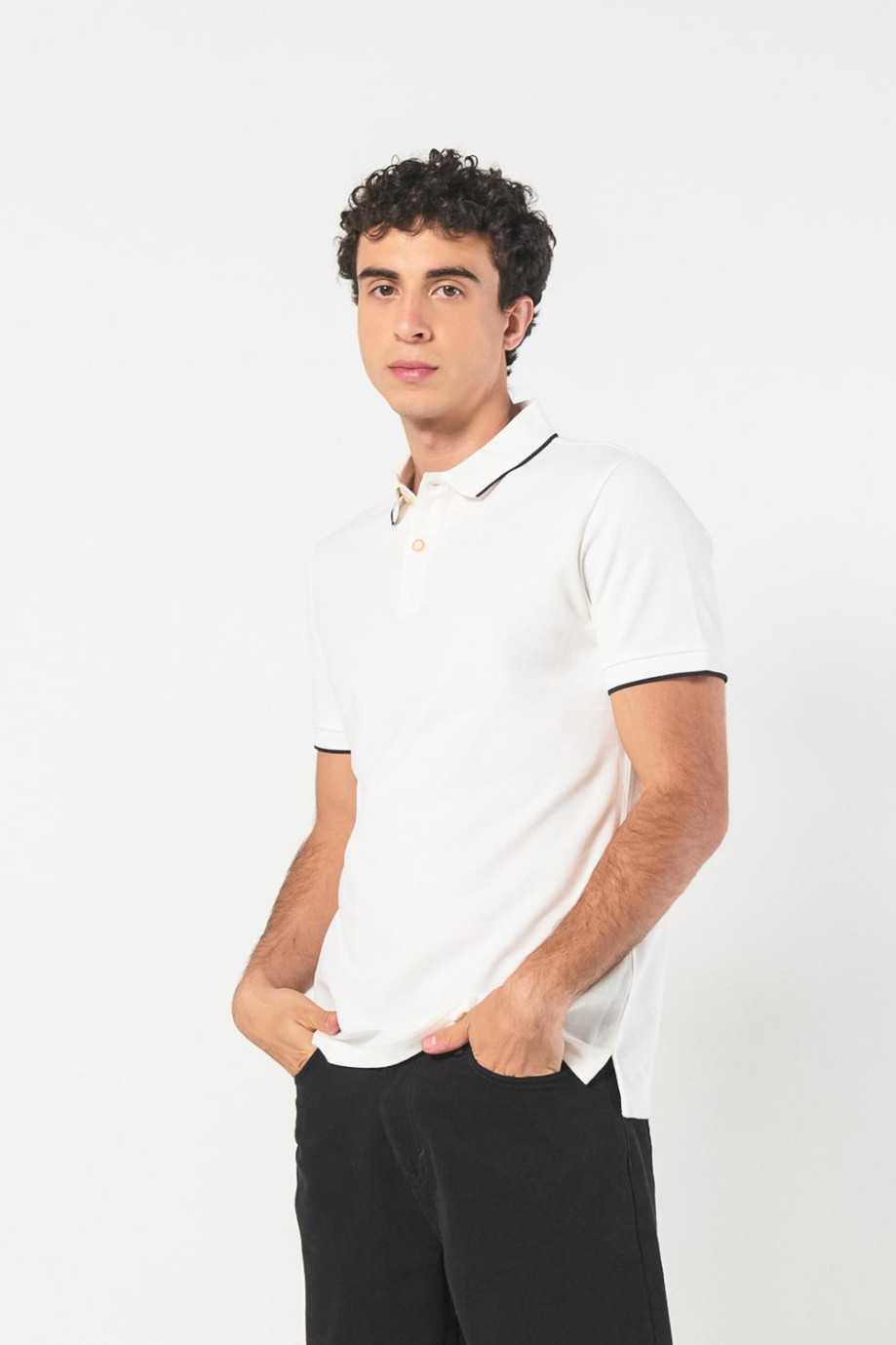 Camiseta unicolor tipo polo con aberturas y manga corta