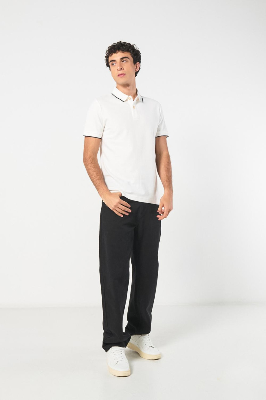 Camiseta unicolor tipo polo con aberturas y manga corta