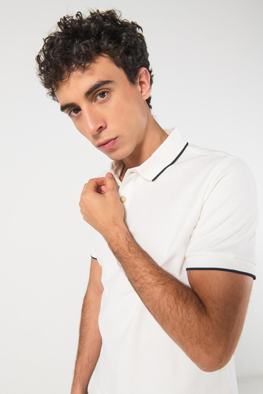 Camiseta unicolor tipo polo con aberturas y manga corta
