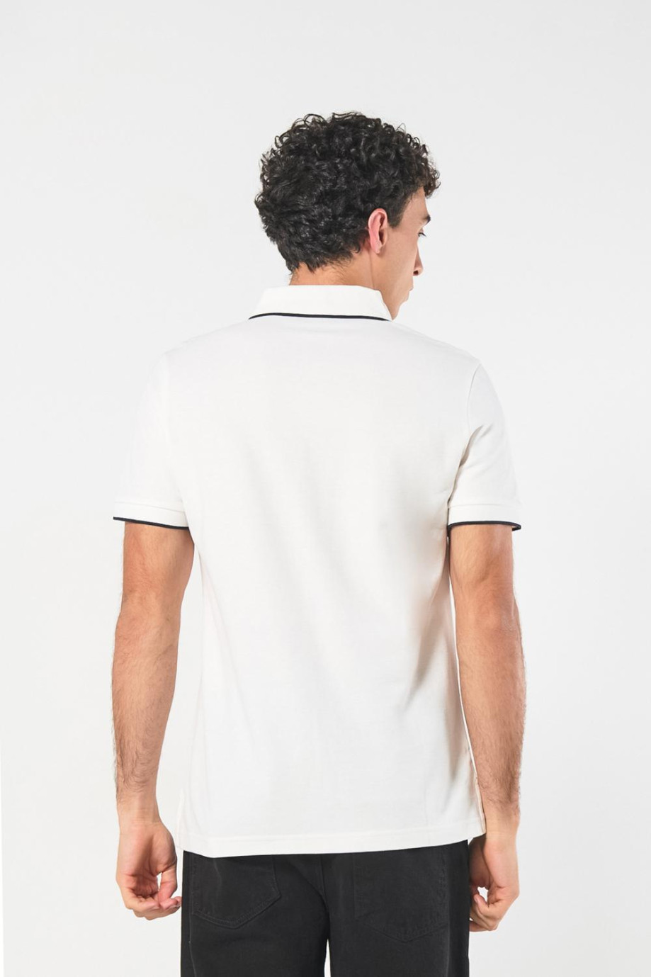 Camiseta unicolor tipo polo con aberturas y manga corta