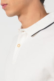 Camiseta unicolor tipo polo con aberturas y manga corta