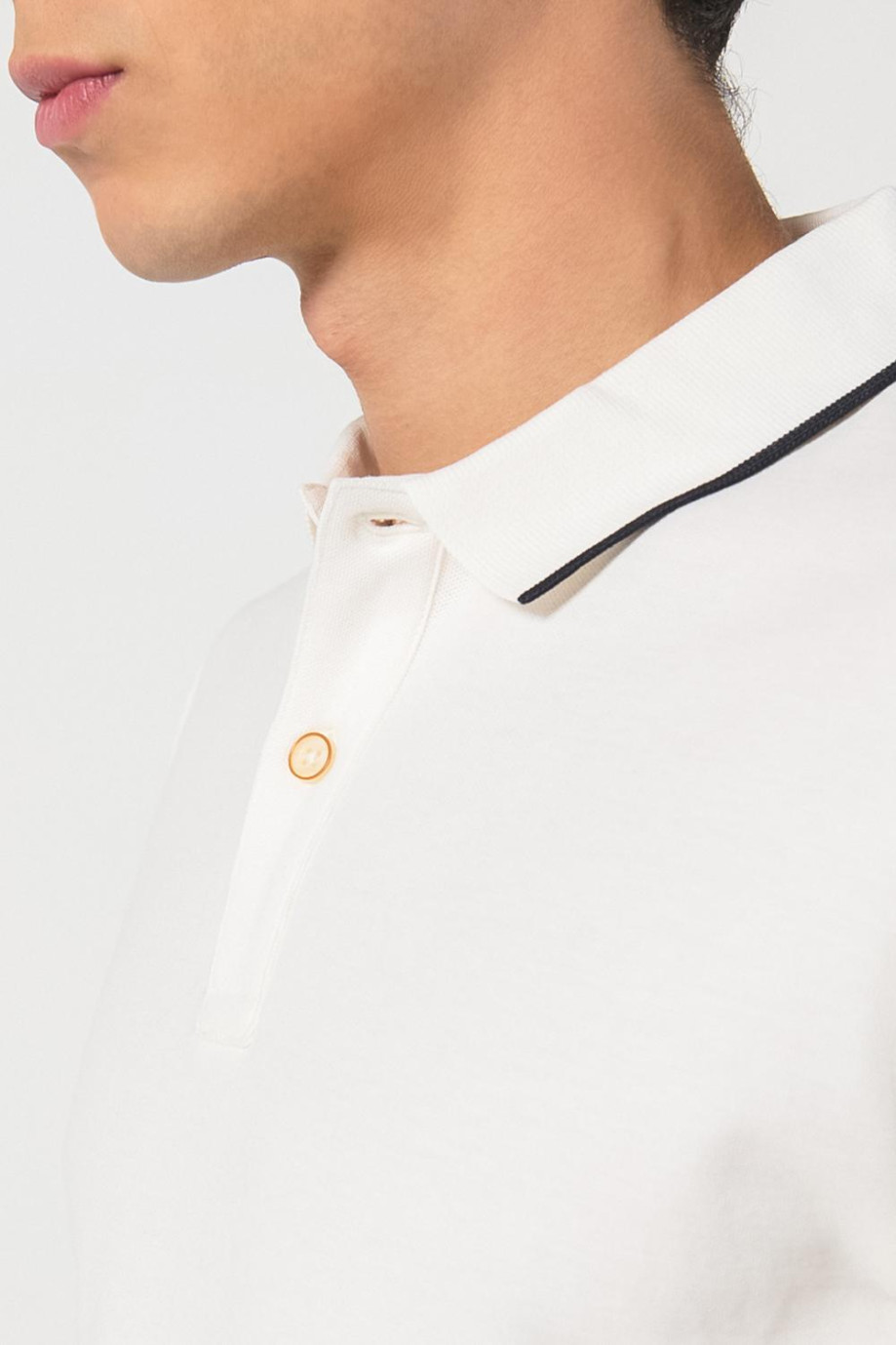 Camiseta unicolor tipo polo con aberturas y manga corta