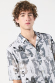 Camisa unicolor estampada con manga corta y cuello sport