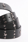 Cinturón negro con taches y estrellas metálicas