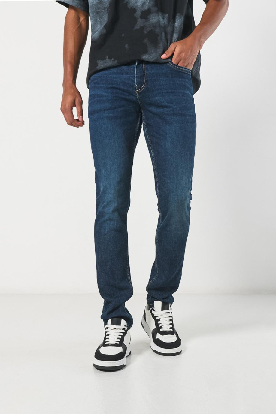 Jean ceñido skinny azul oscuro con bolsillos y tiro bajo