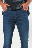 Jean ceñido skinny azul oscuro con bolsillos y tiro bajo
