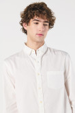 Camisa unicolor con cuello button down en algodón