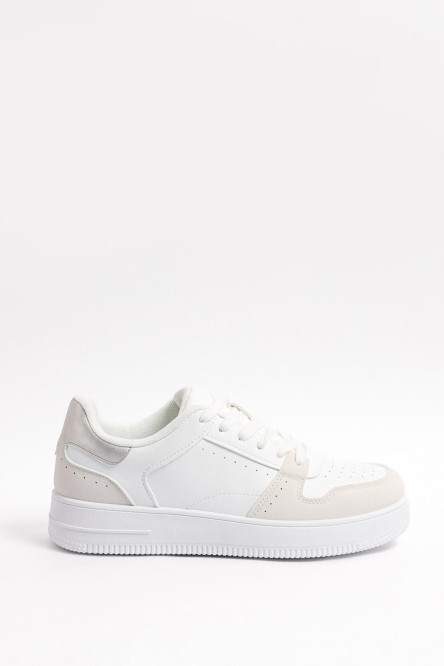 Tenis urbanos, color blanco con contrastes plata.