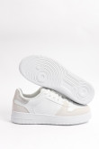 Tenis urbanos, color blanco con contrastes plata.