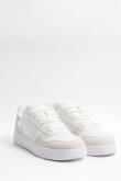 Tenis urbanos, color blanco con contrastes plata.