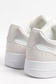 Tenis urbanos, color blanco con contrastes plata.