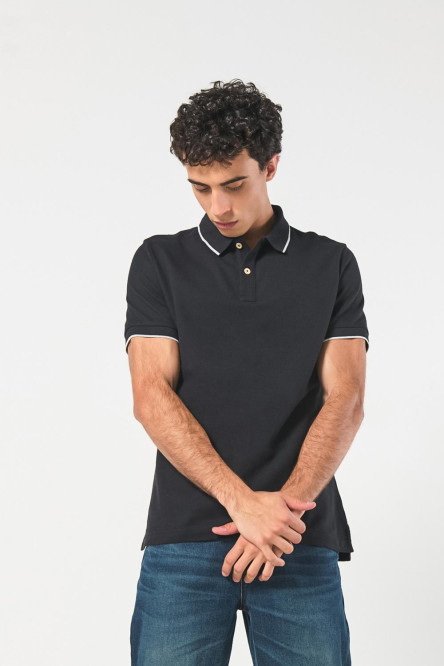 Camiseta polo unicolor con doble botón y manga corta