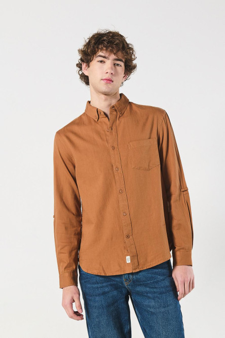 Camisa unicolor manga larga con cuello button down