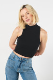 Camiseta crop top unicolor con cuello alto