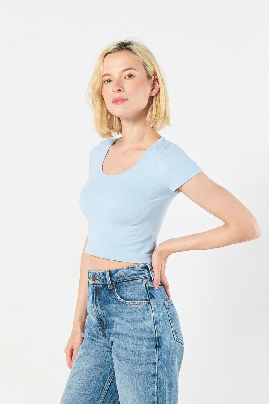 Camiseta crop top unicolor con cuello U y texturas