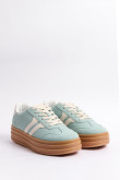Tenis casuales unicolores con suelas altas y contrastes